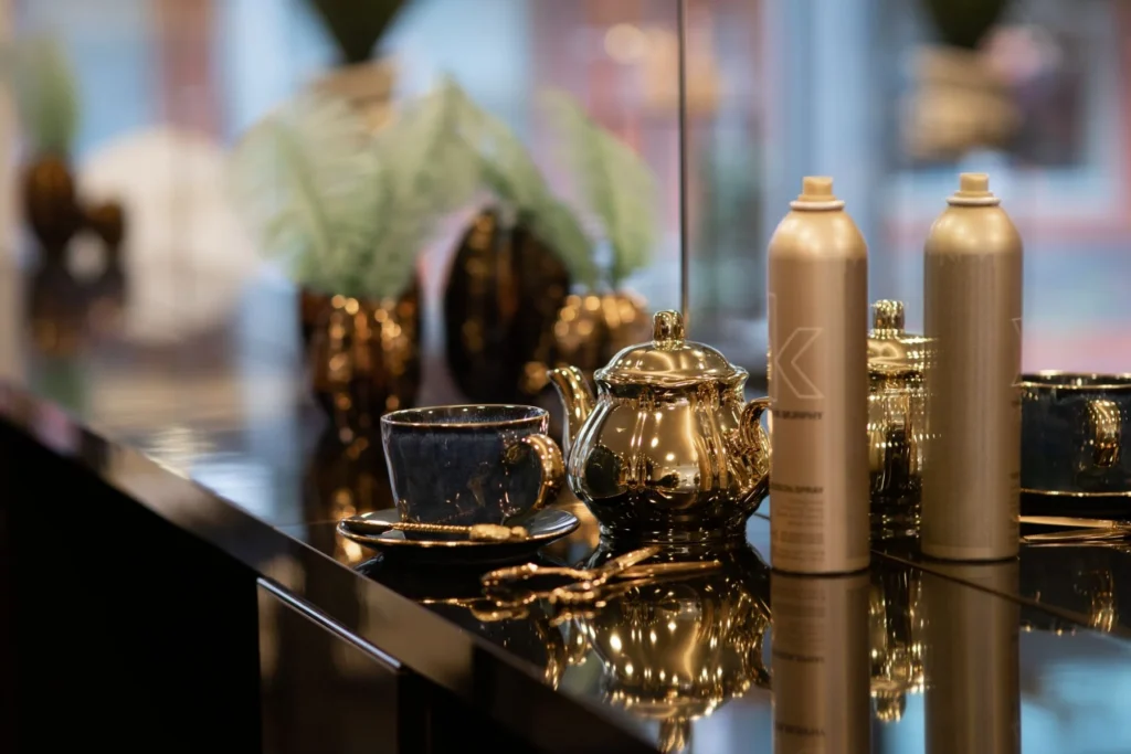 Balie van Salon TOF met theeservies en haarproducten