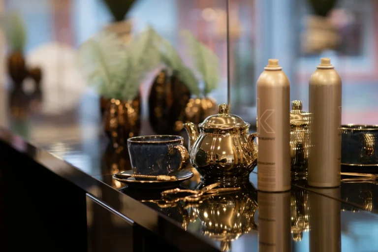 Balie van Salon TOF met theeservies en haarproducten