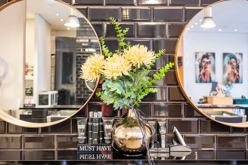 Ingang en interieur van Salon TOF
