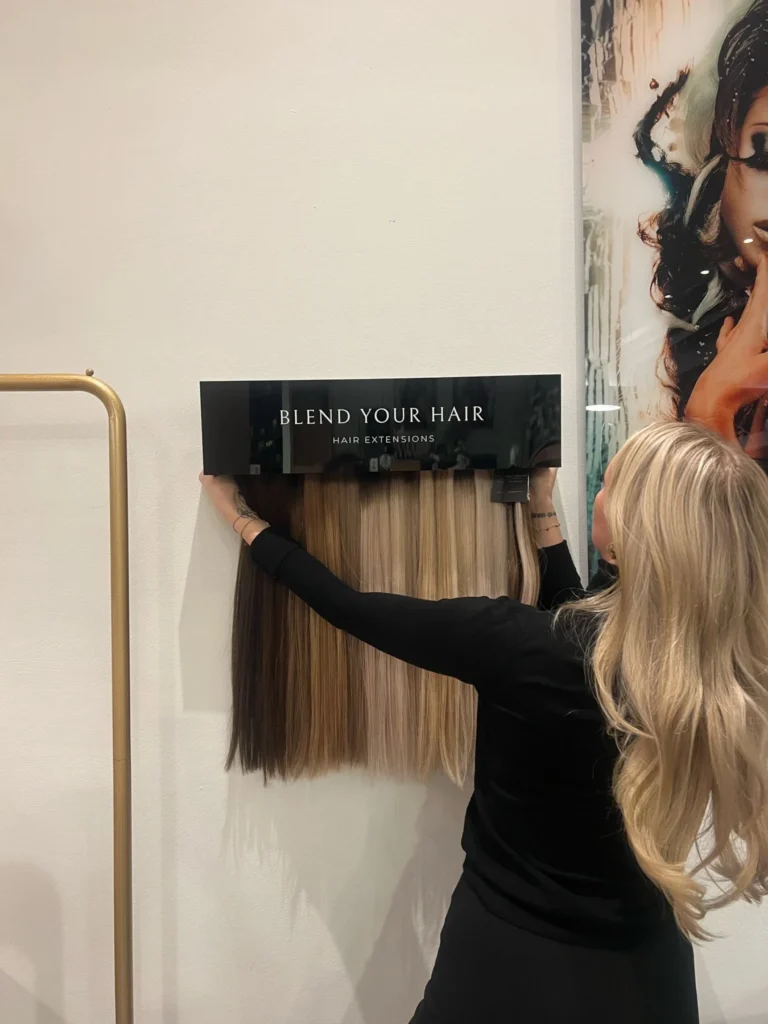 Kleurpaneel met hair extensions in Salon TOF
