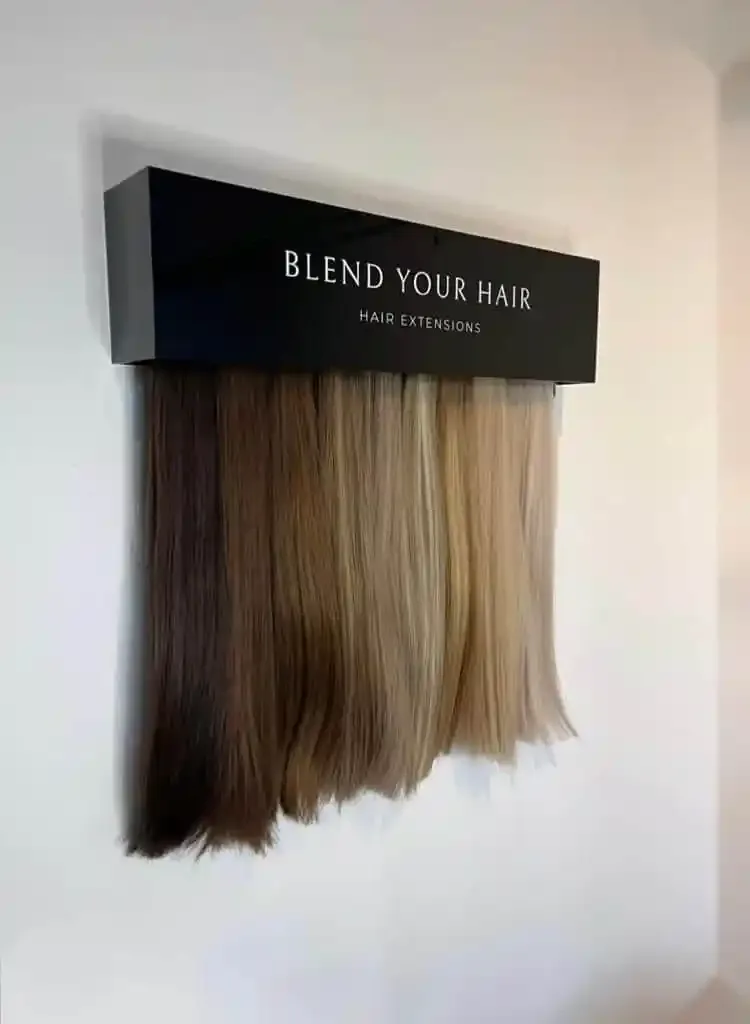 Wand met Blend Your Hair extensions in blond en bruin