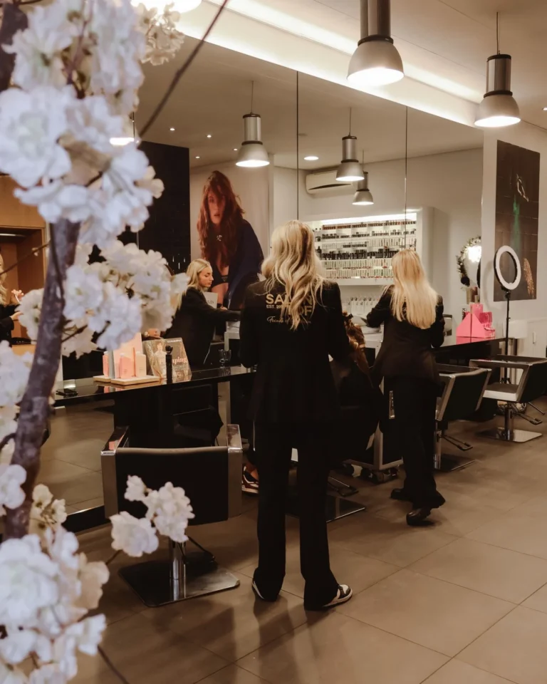 Stylisten aan het werk in Salon TOF aan de Van Berckelstraat