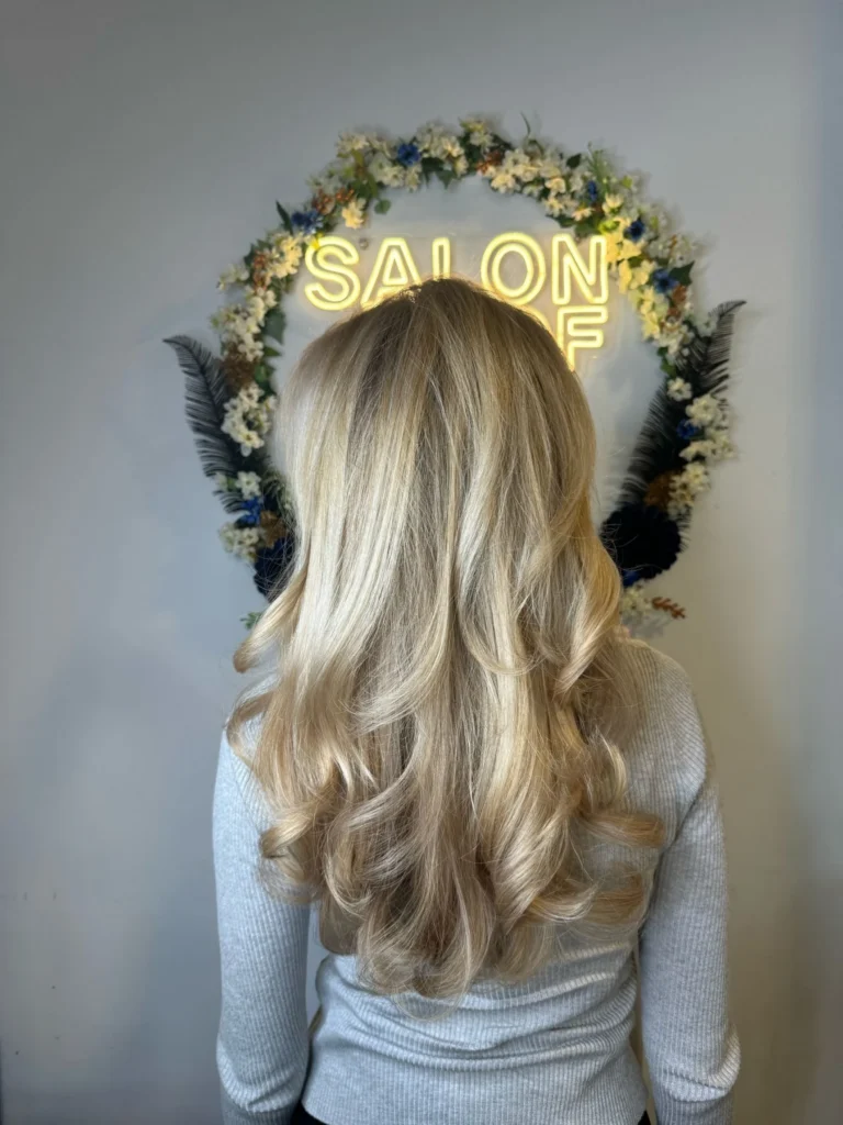 Blond haar in zachte golven na een knipbeurt bij Salon TOF