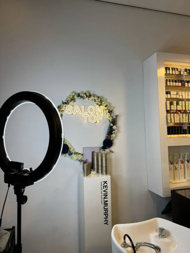 De wasplek met ringlamp in Salon TOF